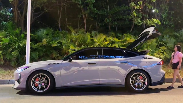 长安  univ 手握方向盘的女孩子