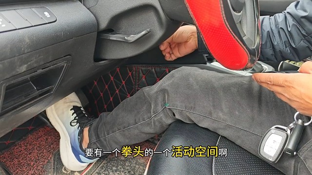 正确调整驾驶坐姿，很多新手竟不知道，老司机现场演示正确做法