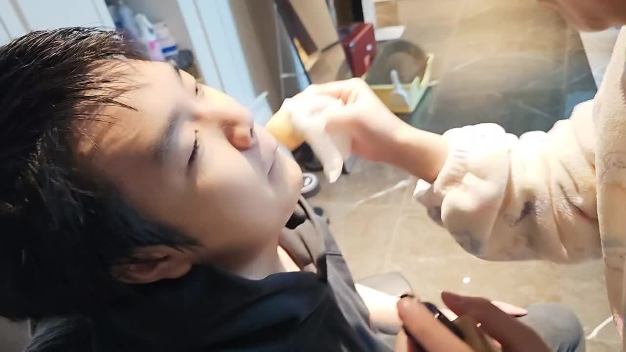 【子圣-798】给师兄涂上满满的粉底液，让他直接自信起来了