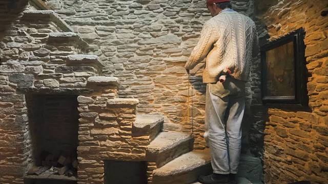 这就是海拔三千的石屋独居生活，我在里面生存建造，过的十分惬意