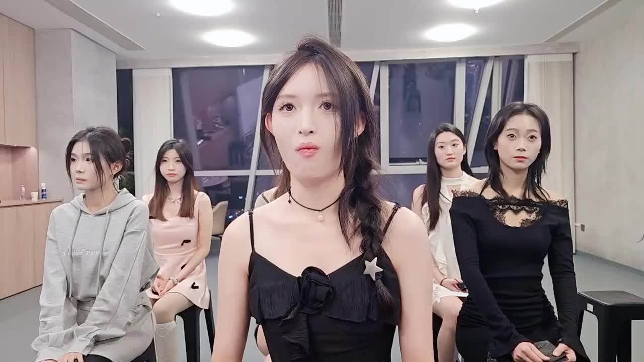 面试的美女喜欢小奶狗，我看小李子就可以！