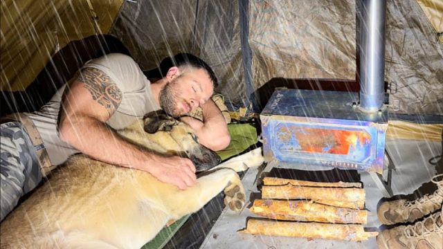 暴风雨即将来袭，小伙带着狗狗荒野露营