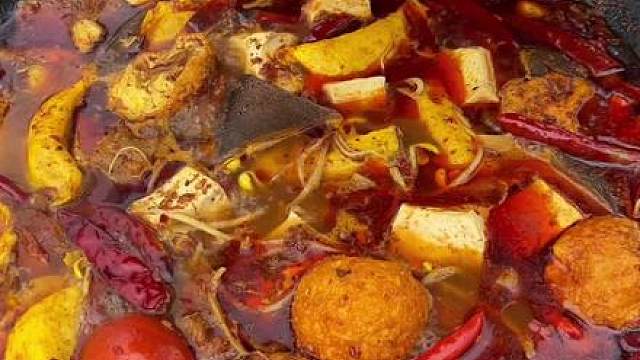 今天摘了一盆新鲜蔬菜，做个美味的麻辣火锅 #美食 #火锅 #农村生活 #美食分享