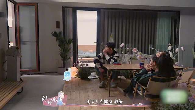 恋综两女抢一男 心机女强行干扰情敌