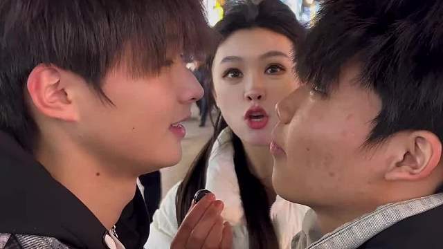 街头挑战用嘴接扑克接到一张给100！