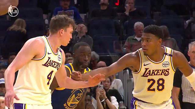 ？？？搁这儿玩单杠呢