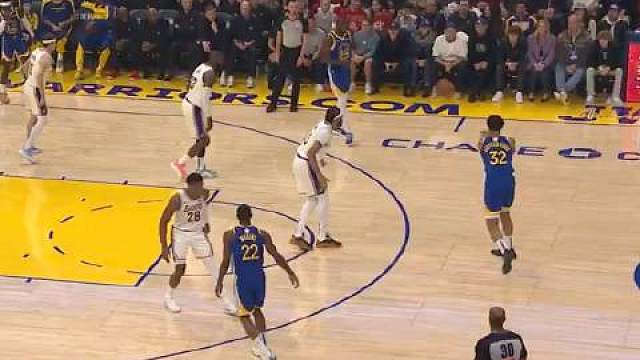 老詹和库里率先为球队得分！