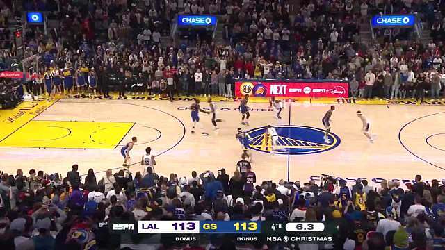 跌宕起伏的一场圣诞盛宴！！！库里2记三分+超远三分绝平里弗斯临危受命，1.0秒上篮准绝杀！詹姆斯和库