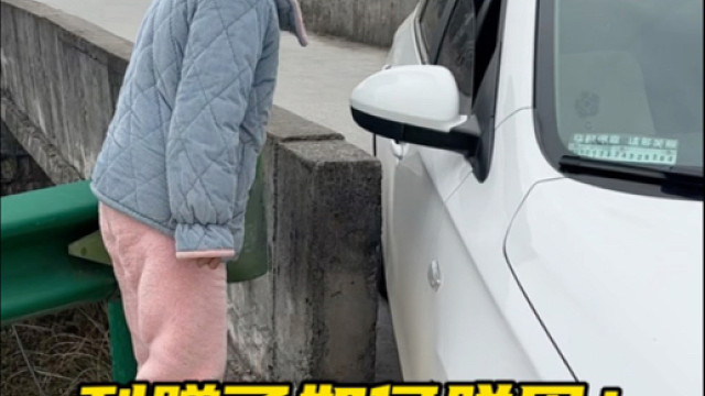 车辆刮蹭了如何脱困，阿峰教你两个技巧，女司机参考一下#汽车知识分享