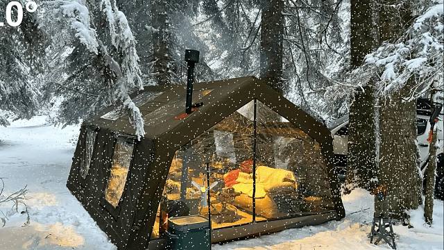-10度雪地配有带炉子的充气帐篷，我要和我们的猫一起去雪地露营