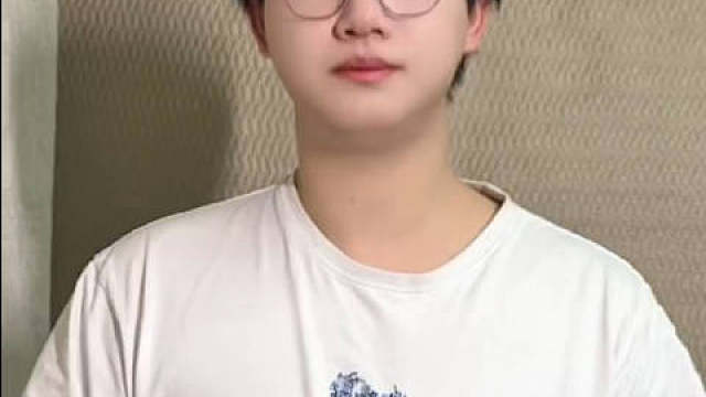 面无表情的跳舞小机器飞牛下次注意一下表情管理