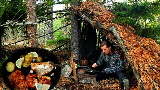 在野外丛林搭建松树棚子，河边钓鱼烹饪，这才是野外享受的露营
