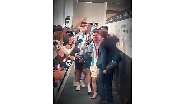 梅西世界杯庆祝时拖鞋都被踩掉了，依旧不影响庆祝