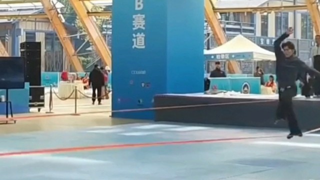 你敢信吗？运动会现场惊现中国轻功！早上飞水上漂大战凌波微步