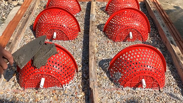 塑料筐还能这样巧妙搭配旧托盘，创意打造出独特的园艺种植型鱼池