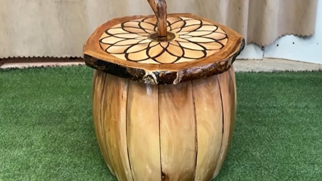 头一次见这样打造苹果外形的实木艺术桌，真是别具一格太有创意了