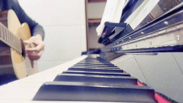 弹首歌