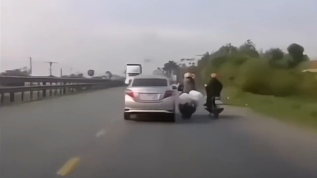 行为不可取   但是电动车并排聊天是真的可恨