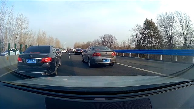 你可以给这样解释，你就说我看见他走应急车道，想去阻拦