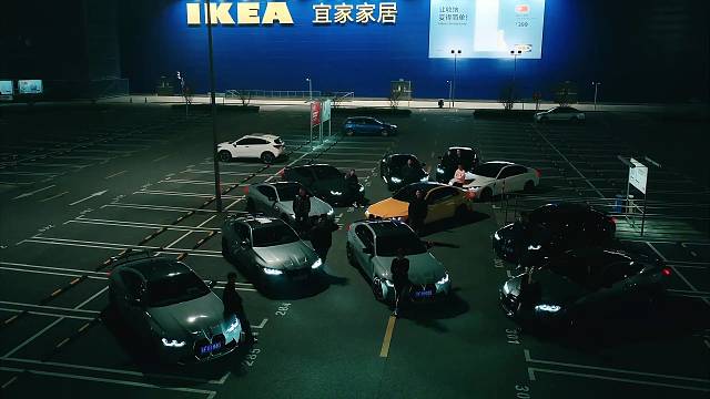 “快艾特你的好朋友一起拍”