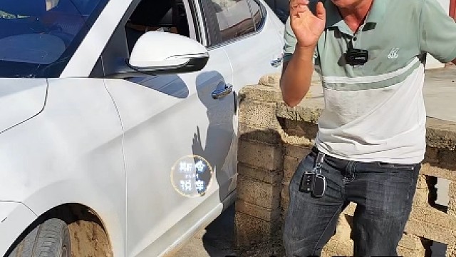 女司机：窄路转弯这太考研技术了，斯令现场演示轻松脱困