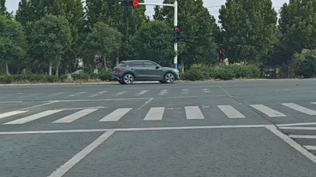 新手走在右转车道，需不需要等红绿灯变绿才能够右转？很多新手都不太清楚