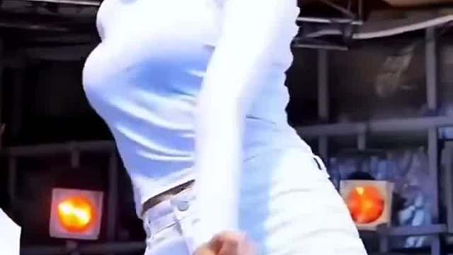 女团热舞姿 态万千