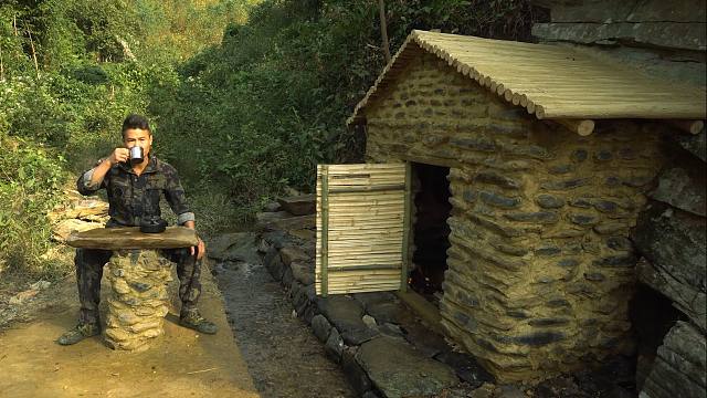 在荒山中建造出一座黏土石屋，把周围奢华改造，真是越住越奢华