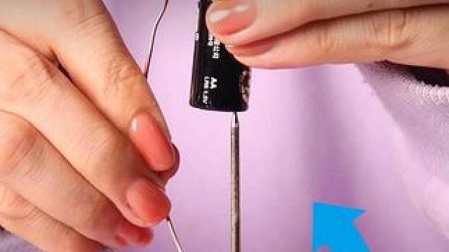 让孩子玩真实的科学小实验，不仅能提升科学思维，还能放下虚拟的手机游戏，在动手动脑中打下坚实的物理化基