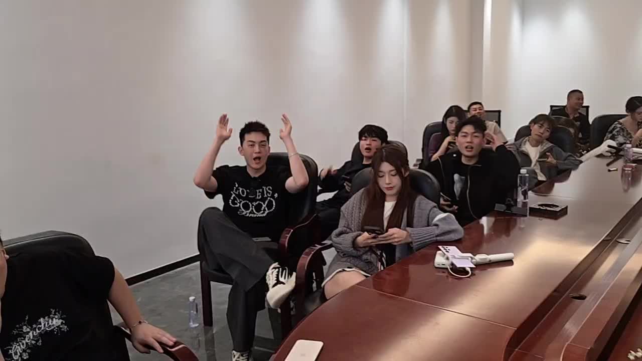 没完成流水目标的主播，我直接惩罚弹脑瓜崩！