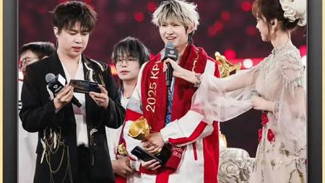 大黄评价一诺刚出道打比赛的时候圈内人士都说他是天才，后面突然转射手都觉得很可惜，当时他的战边跟野核就是花海胖皇钟意这种顶尖级别的存在