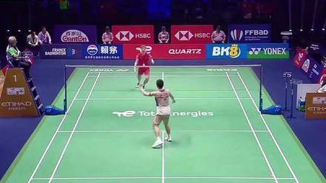 “第三局完美演绎何为国羽一单，3-8 落后时你是否忆起去年在此留下的遗憾？连追至 8-8 展现强大容错，石宇奇（拾羽旗），你并非所谓最水世界第一，而是中国第八位男单世锦赛冠军。中国等待了十年，你坚持了七年，从南京的失利到巴黎的浴火重生，29 岁半的你终究登顶巅峰！ ”