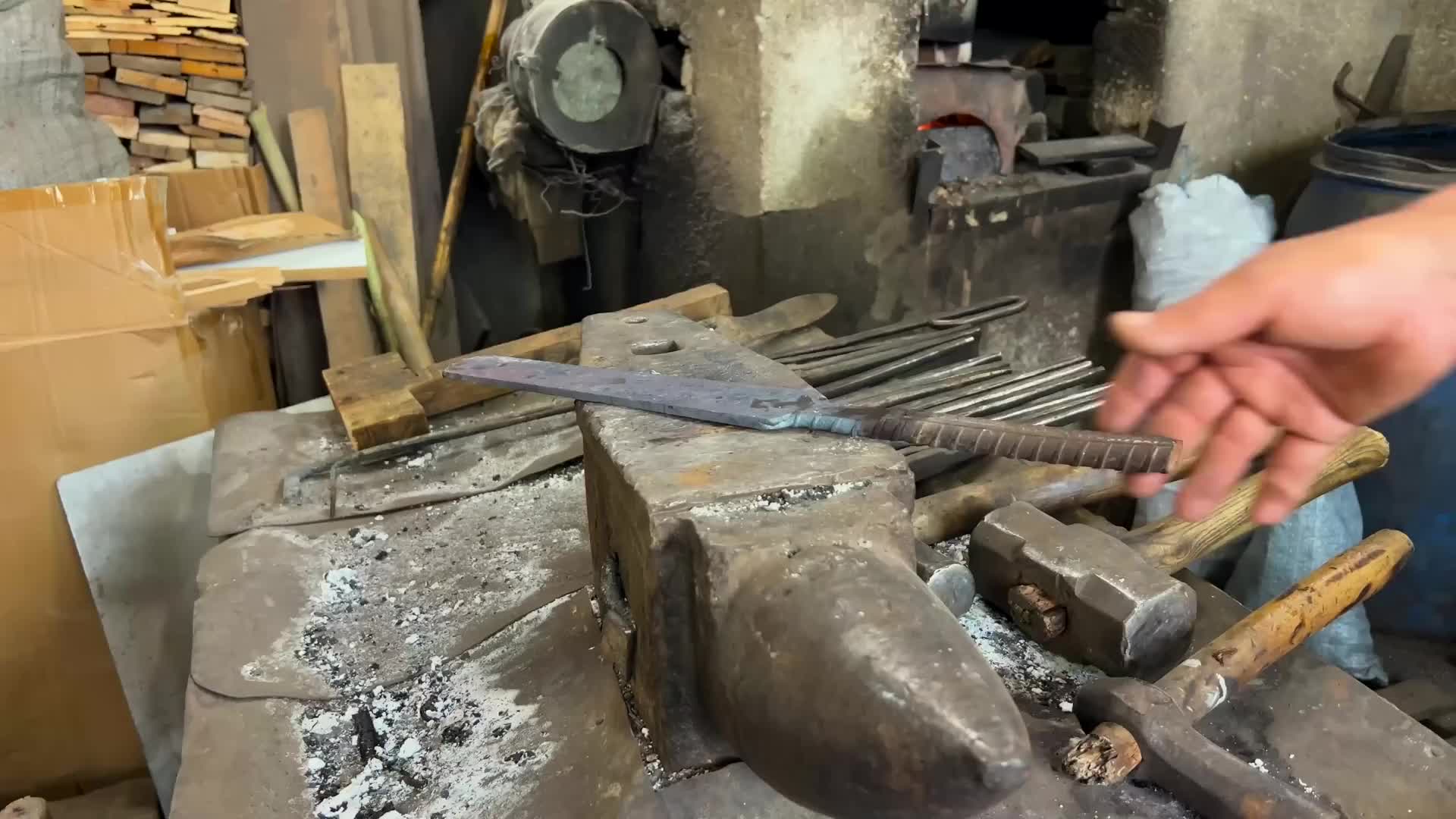 即使是钢筋也能制成一把锋利而酷炫的刀！你自己看！