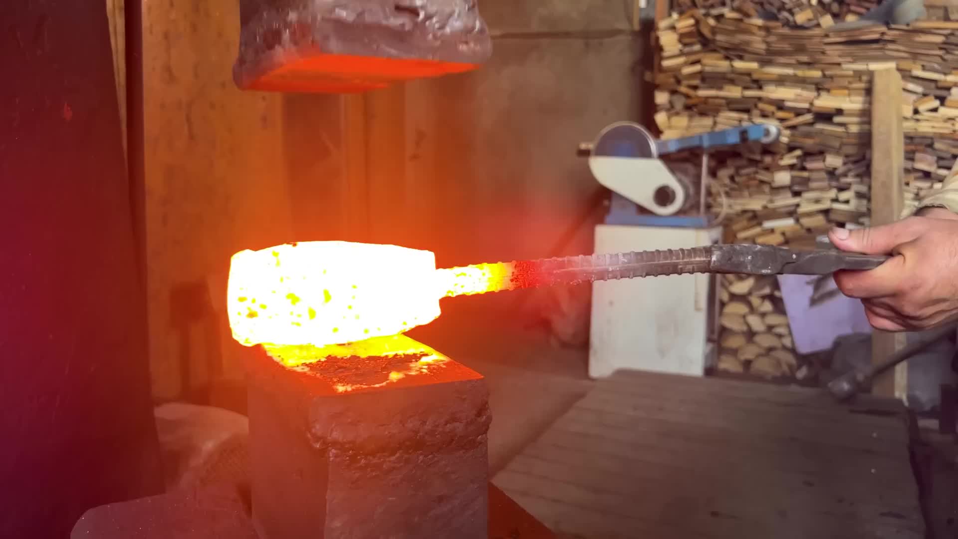 我从大轴承中取出金属球来制作大马士革刀