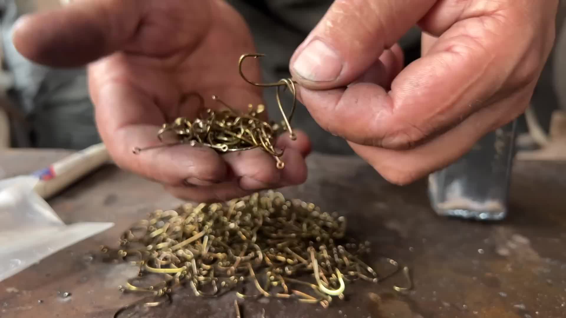 我用数百个鱼钩制作了一把大马士革刀！像刀片一样锋利