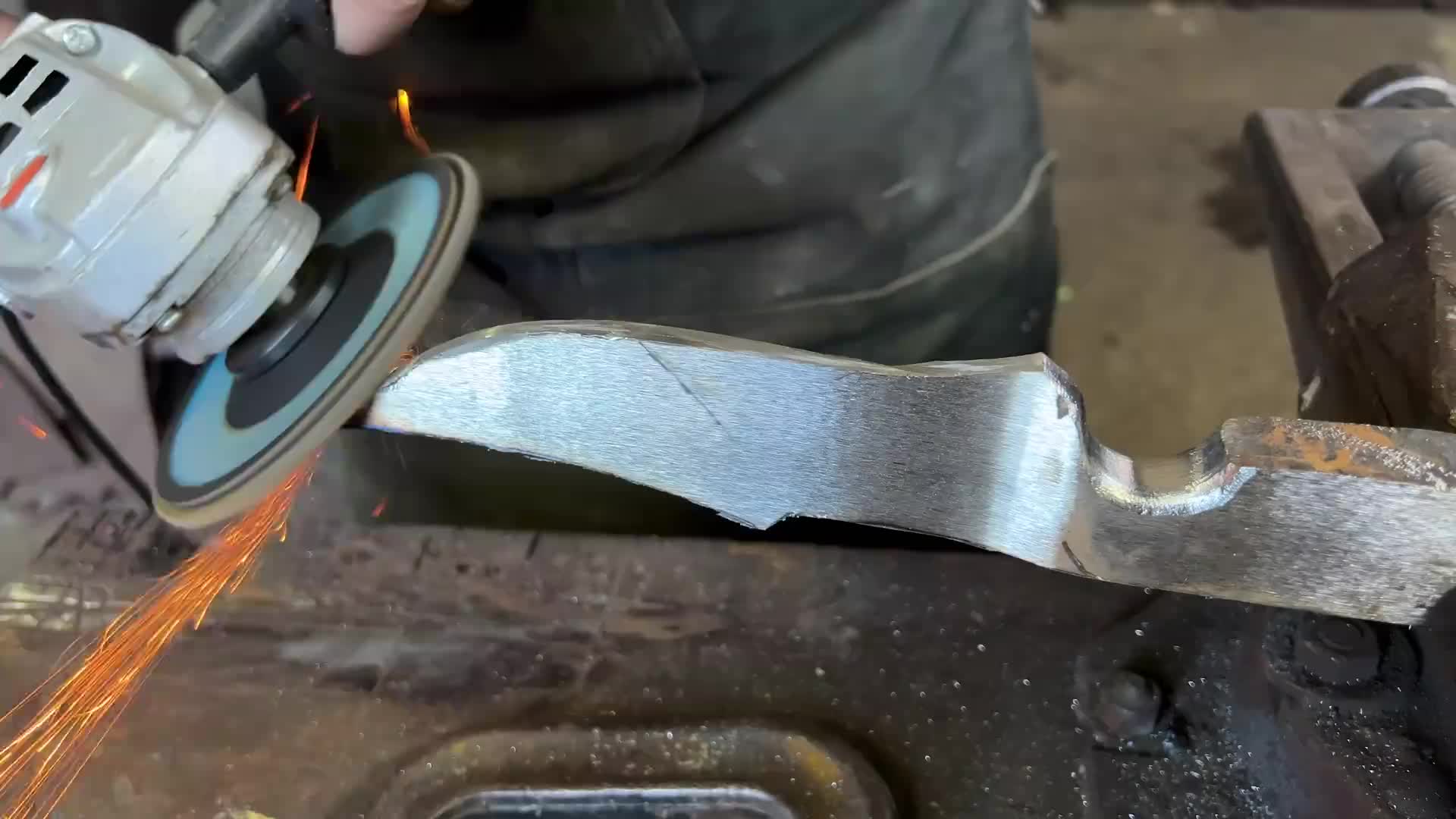 一把伟大的刀片可以用任何东西制成！厨房和狩猎通用刀