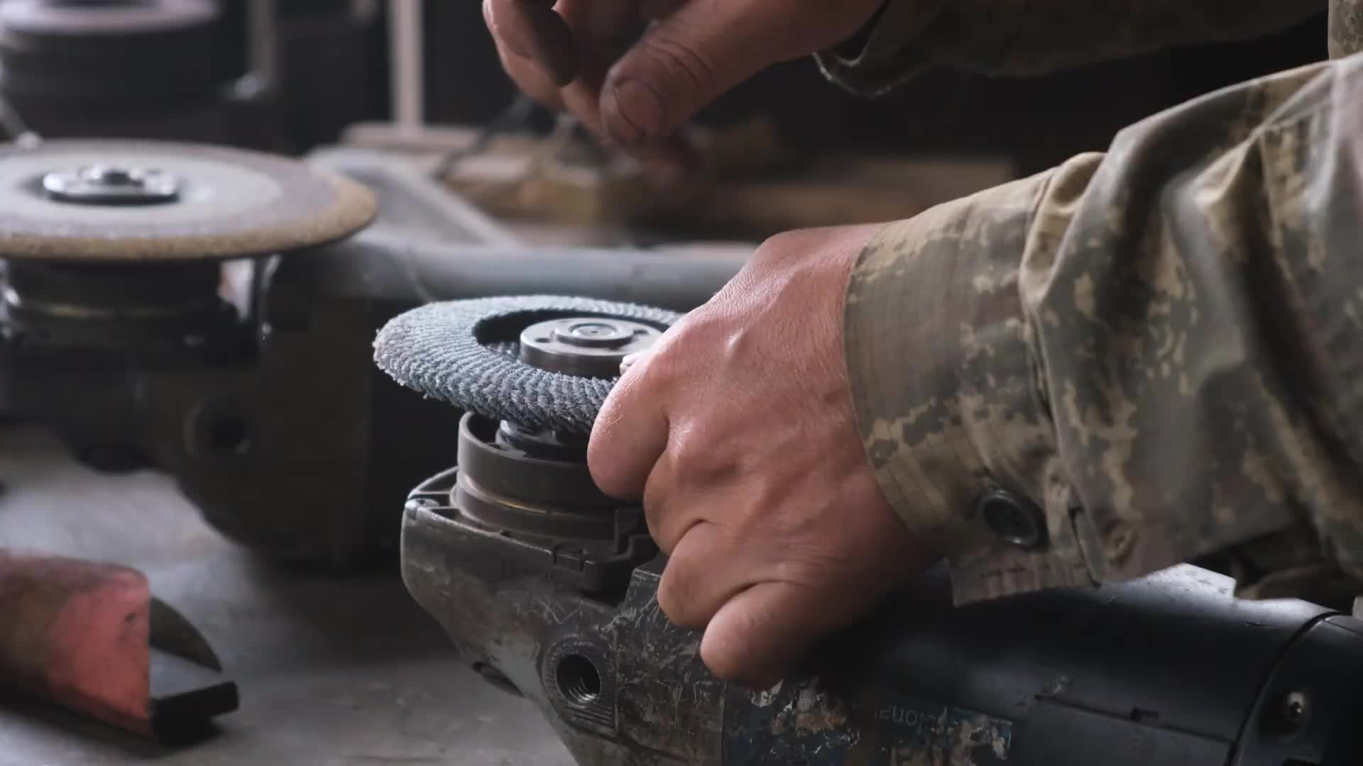 一把由旧的生锈的凿子制成的非常锋利的螺旋刀！