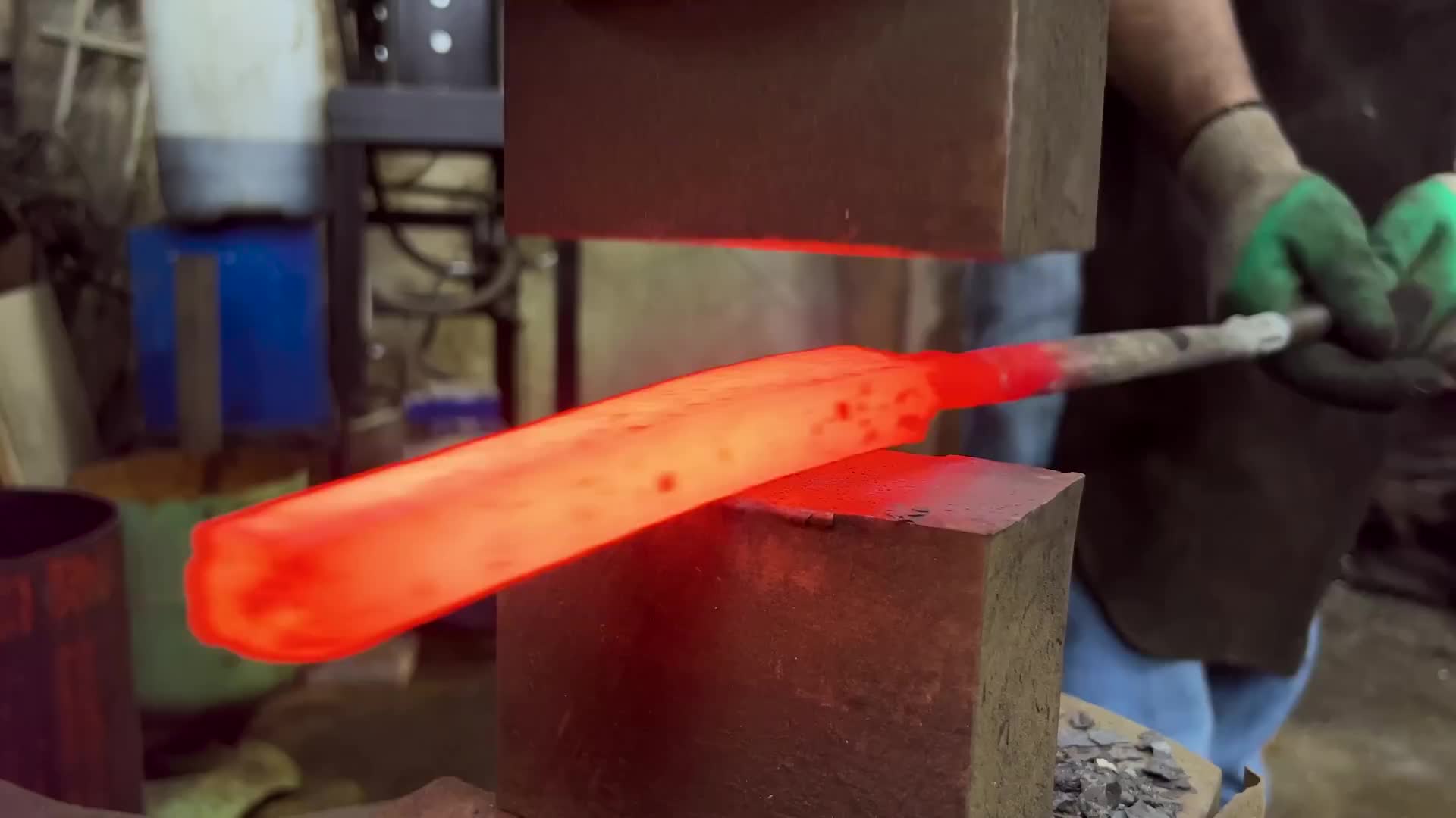 用汽车阀门制成的刀！赋予旧发动机第二次生命