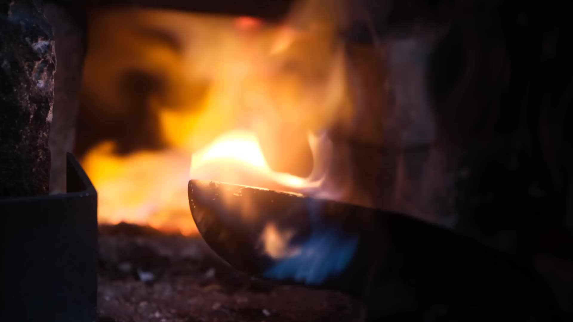 这个人用普通的钩子做了一把不切实际的锋利的刀！