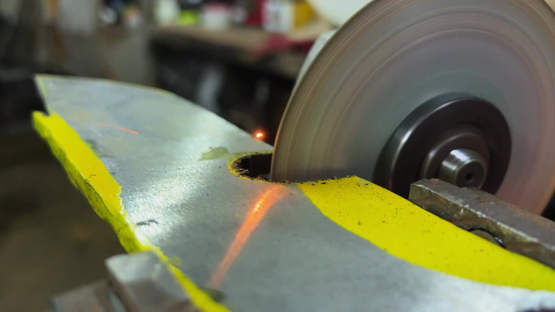 这位铁匠用灭火器制作了一把大马士革刀！