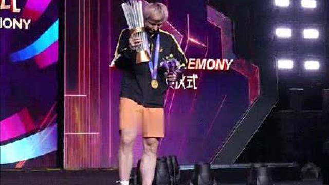 石宇奇2-0安东森！天王杯夺冠颁奖台漫天金色彩带加冕天王杯