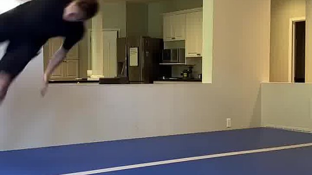 极限拍气球挑战，一人拍一次，谁先让气球落地谁就输。