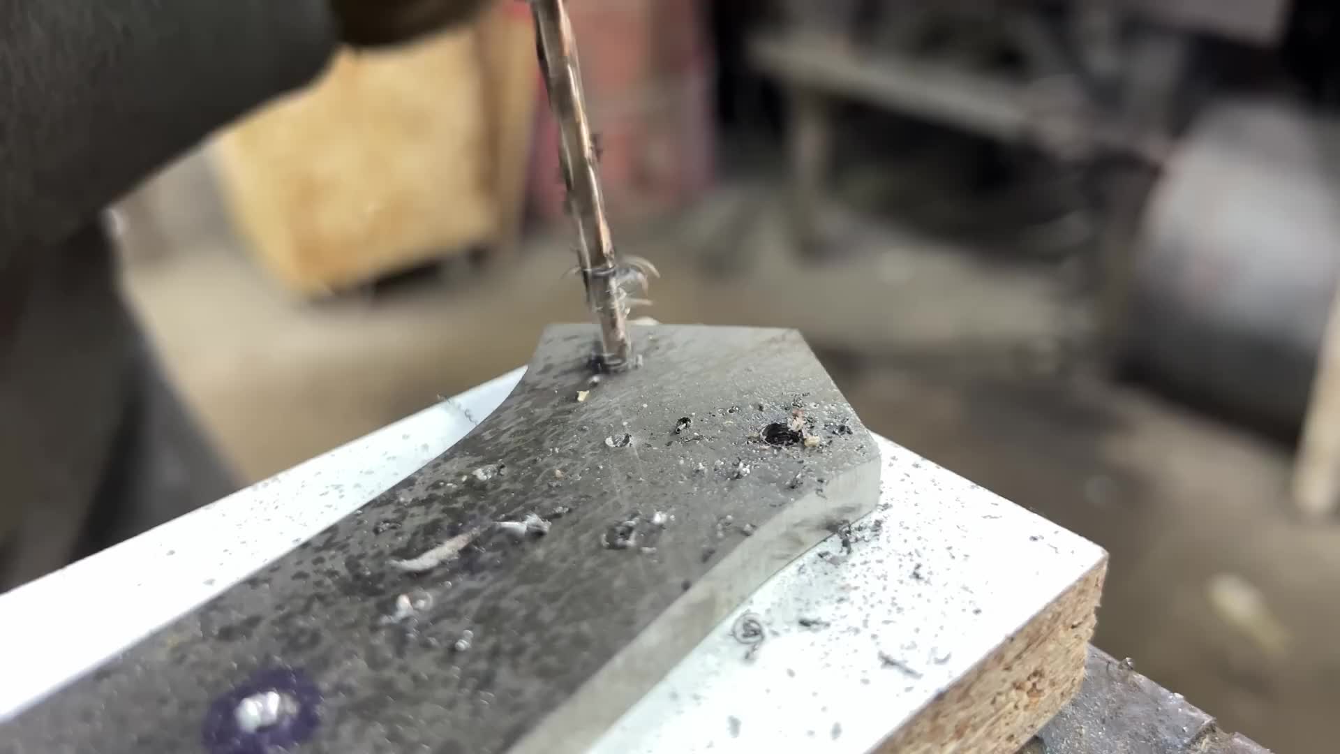 使用旧技术用金属弹簧制作巨大的切肉刀