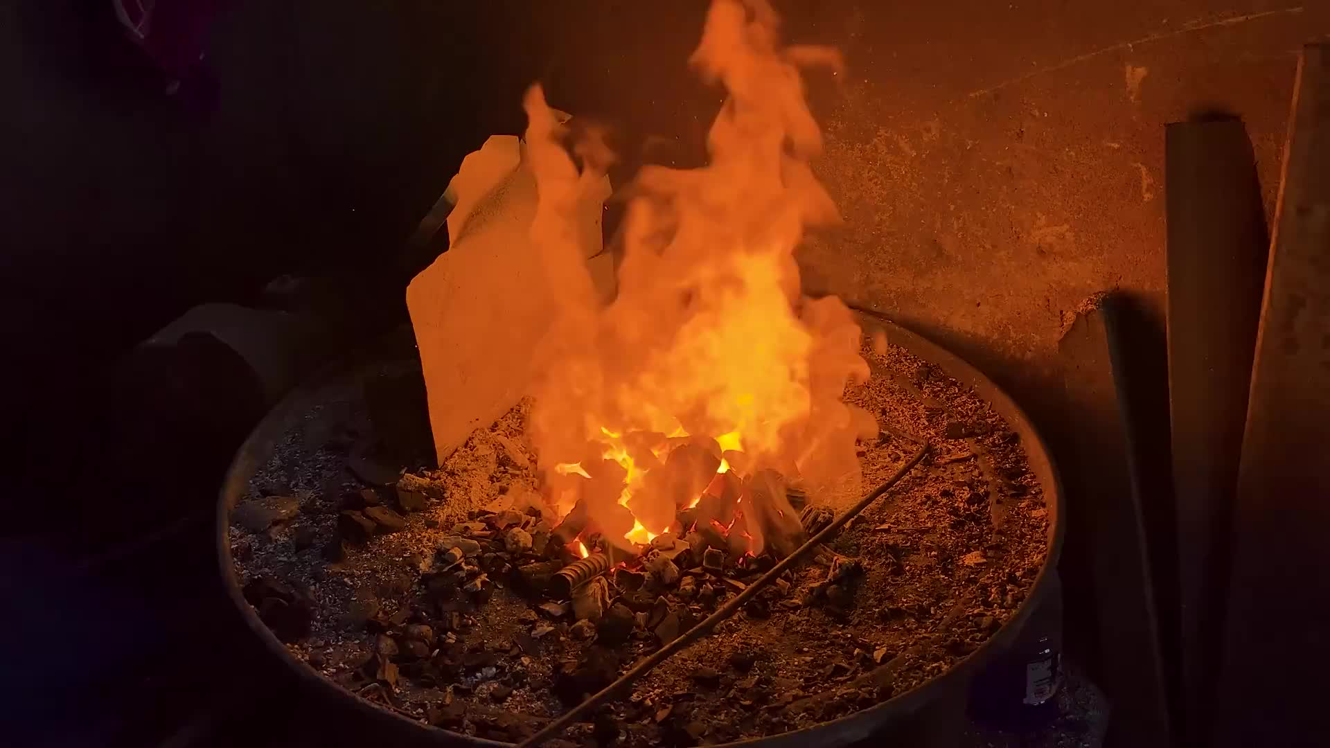 这位铁匠用大马士革钢和金属链制作了一把巨大的砍刀