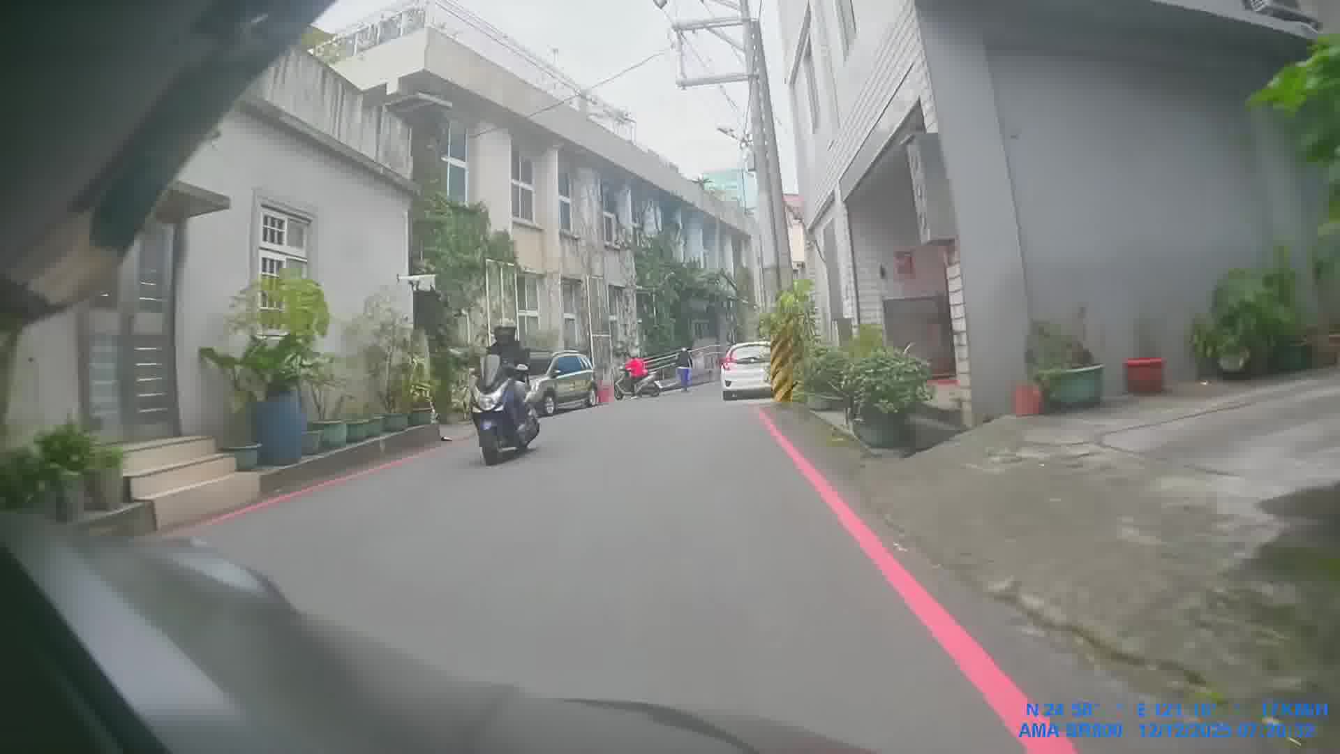 看到他的時候我已經捏煞車了