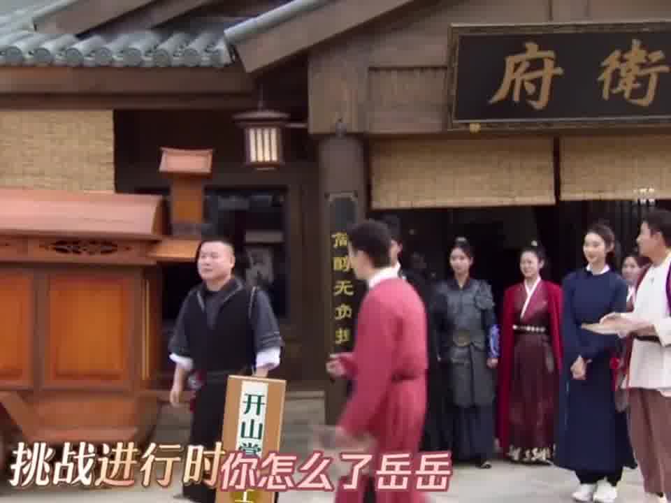 张艺凡的笑声如银铃般清脆响亮，格外悦耳