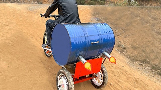 巧妙利用铁桶搭配电三轮，居然能打造成骑行移动便捷式的户外烤炉