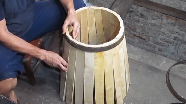 民间手艺人匠心打造传统木质圆桶的巧妙方式