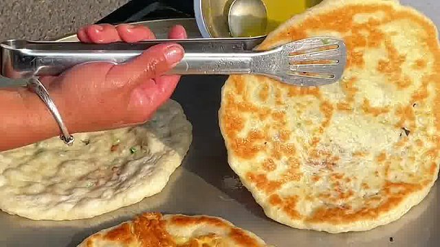 加烤肠和土豆丝才6块钱一个的土家蛋肉烧饼