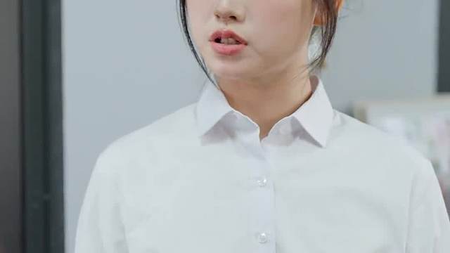 老奶奶来店里洗头却被同事看不起，没想到她竟然是来